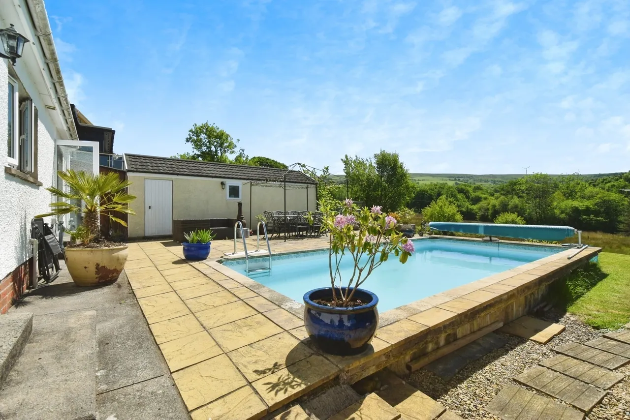 Wernoleu Road, Betws, SA18, photo 18