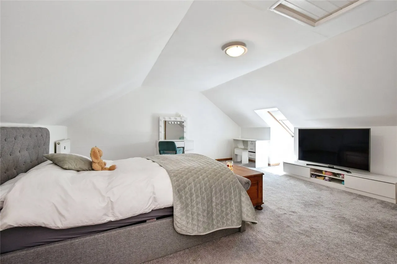 Wernoleu Road, Betws, SA18, photo 6