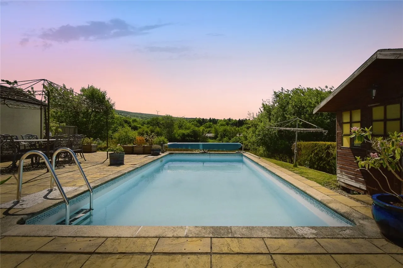 Wernoleu Road, Betws, SA18, photo 22