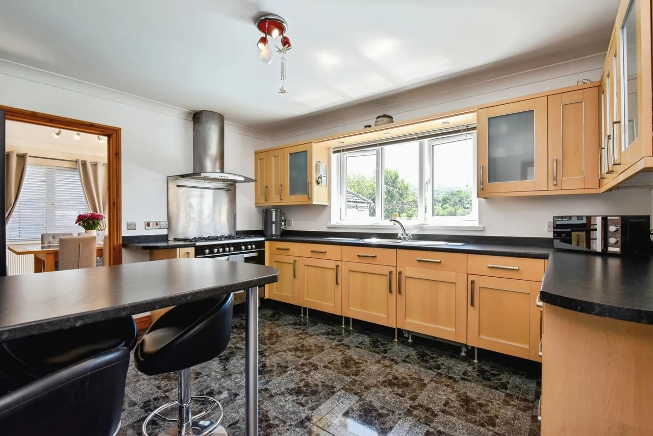 Wernoleu Road, Betws, SA18, photo 12