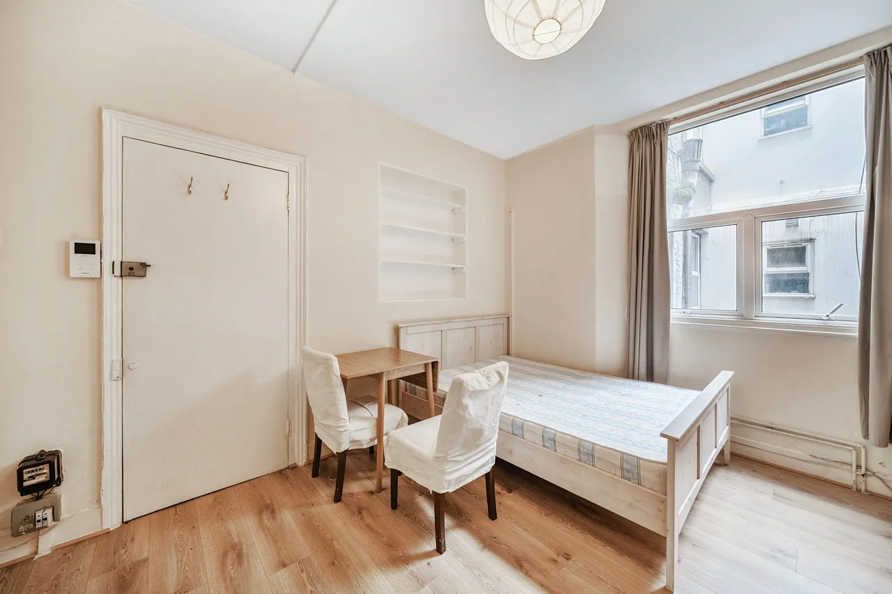 Flat 17, 8 Cheniston Gardens, London, photo 6