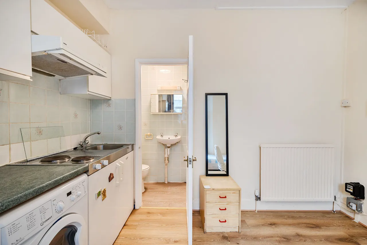 Flat 17, 8 Cheniston Gardens, London, photo 10