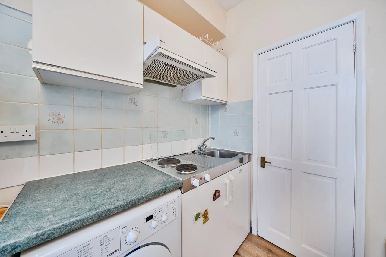 Flat 17, 8 Cheniston Gardens, London, photo 5