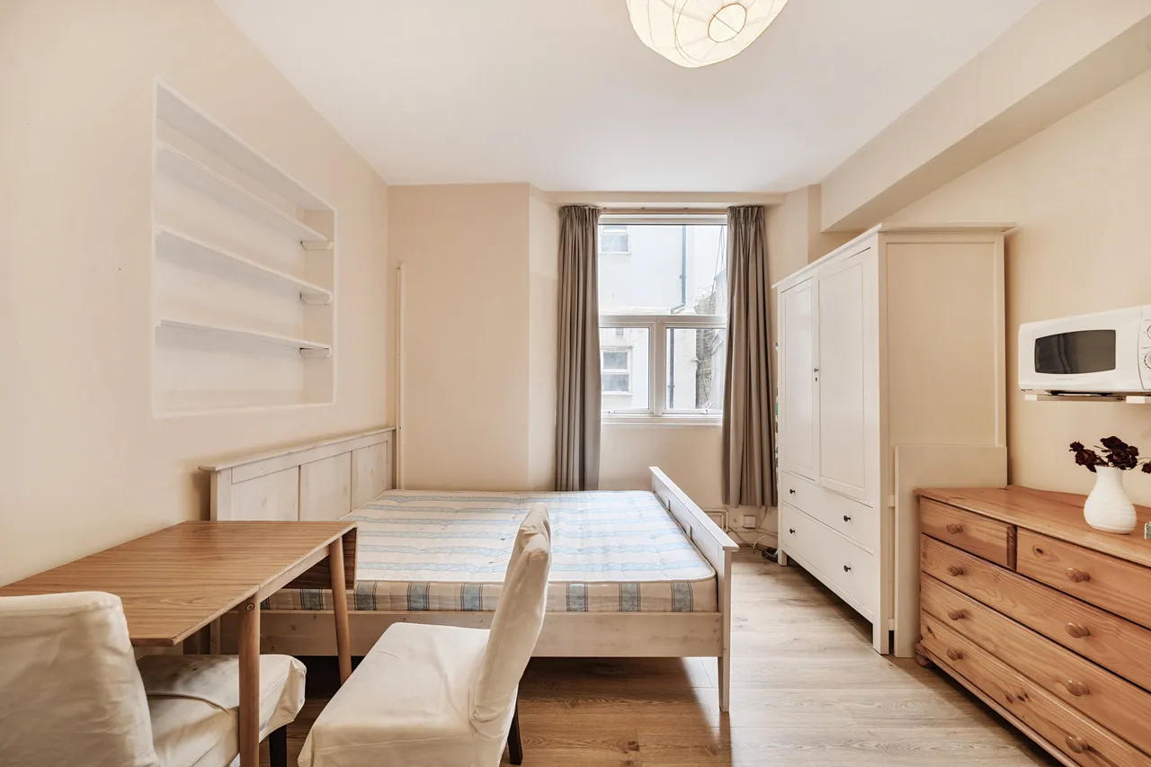 Flat 17, 8 Cheniston Gardens, London, photo 2