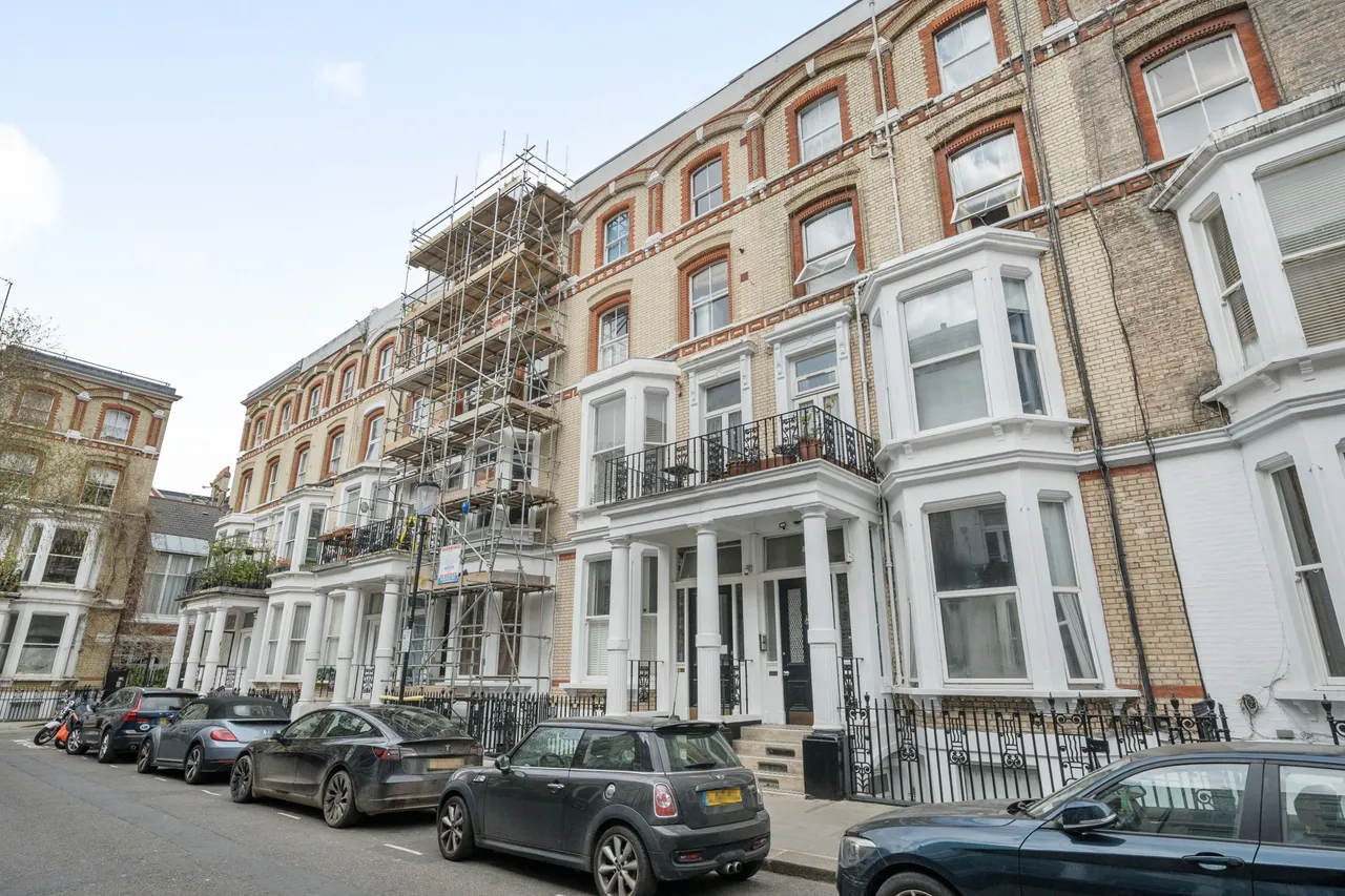 flat to rent — Flat 17, 8 Cheniston Gardens, London