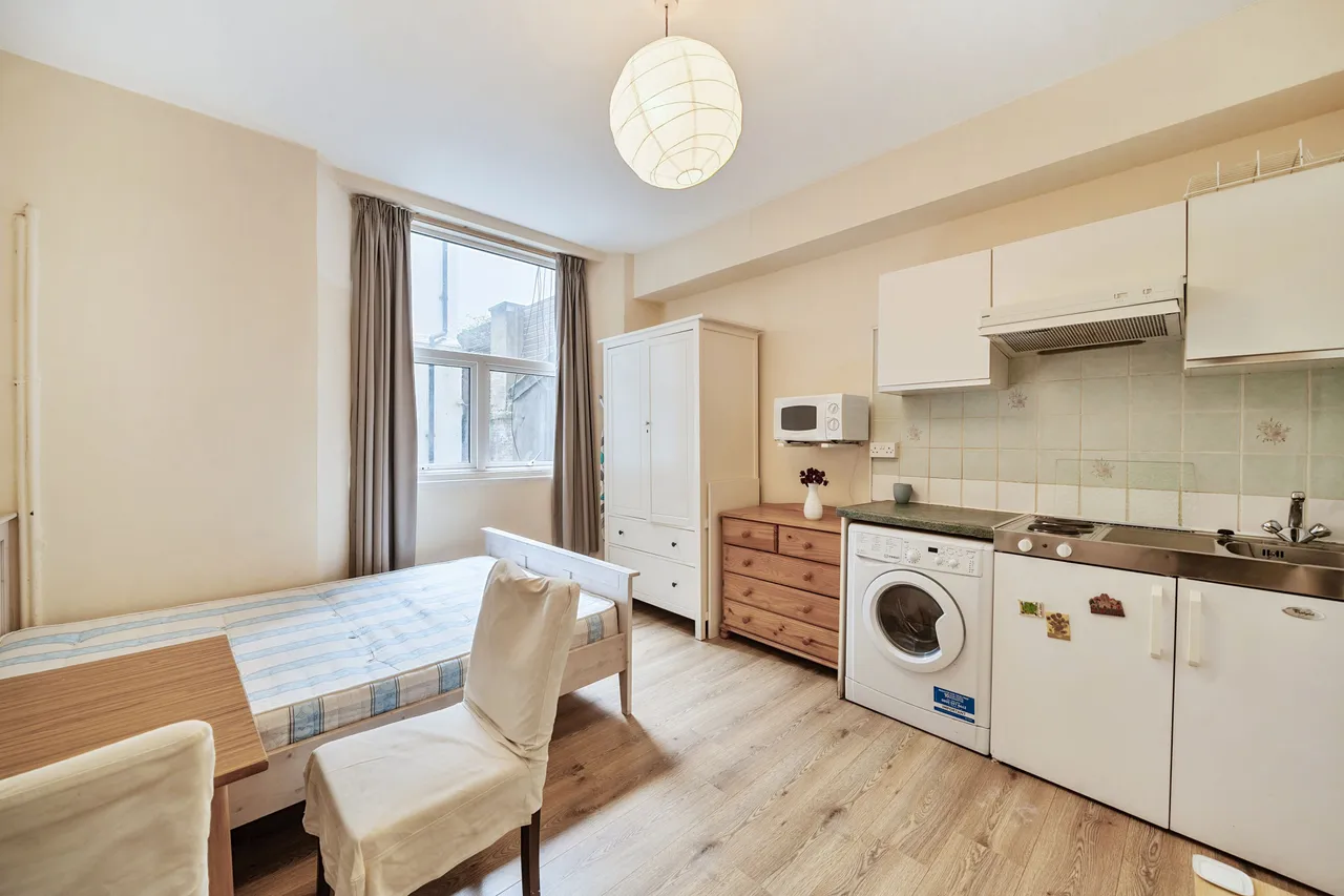 Flat 17, 8 Cheniston Gardens, London, photo 8