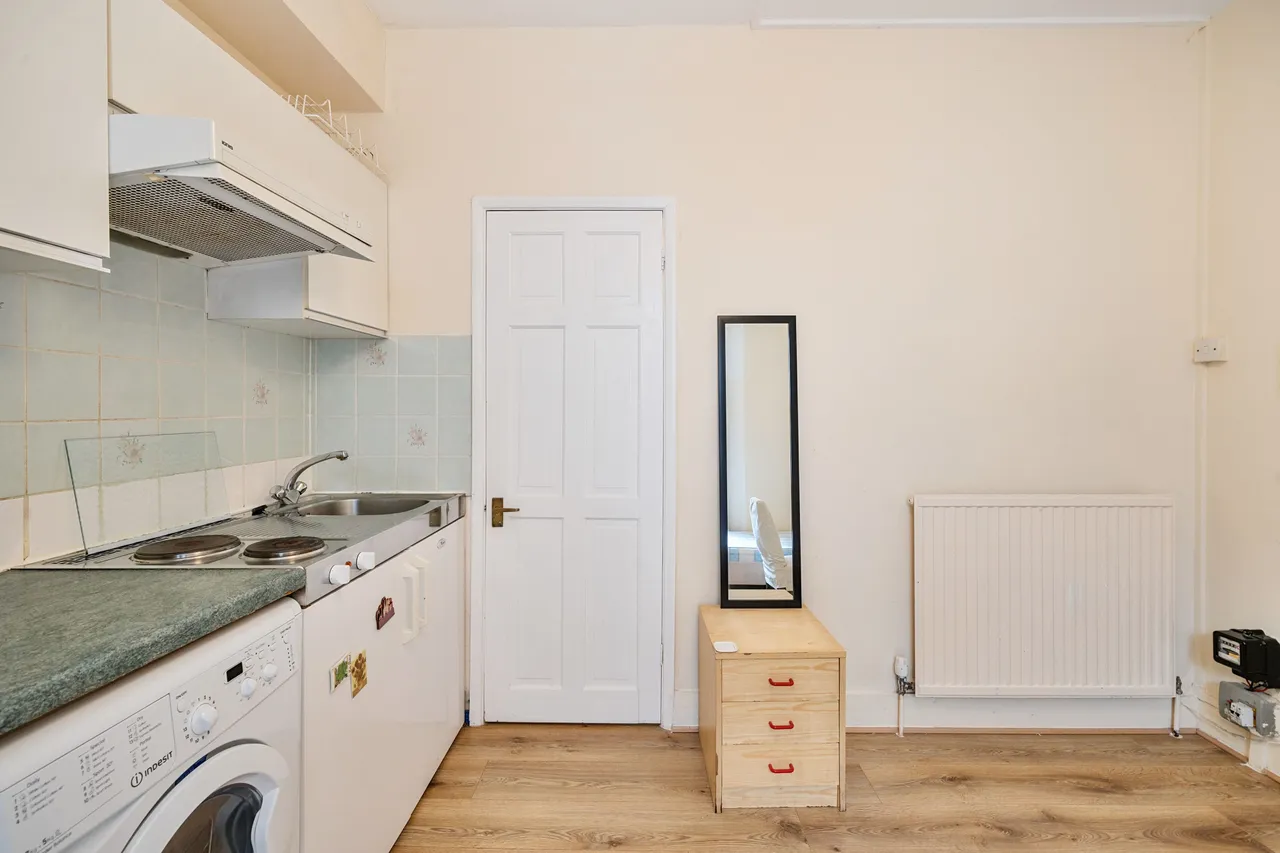 Flat 17, 8 Cheniston Gardens, London, photo 3