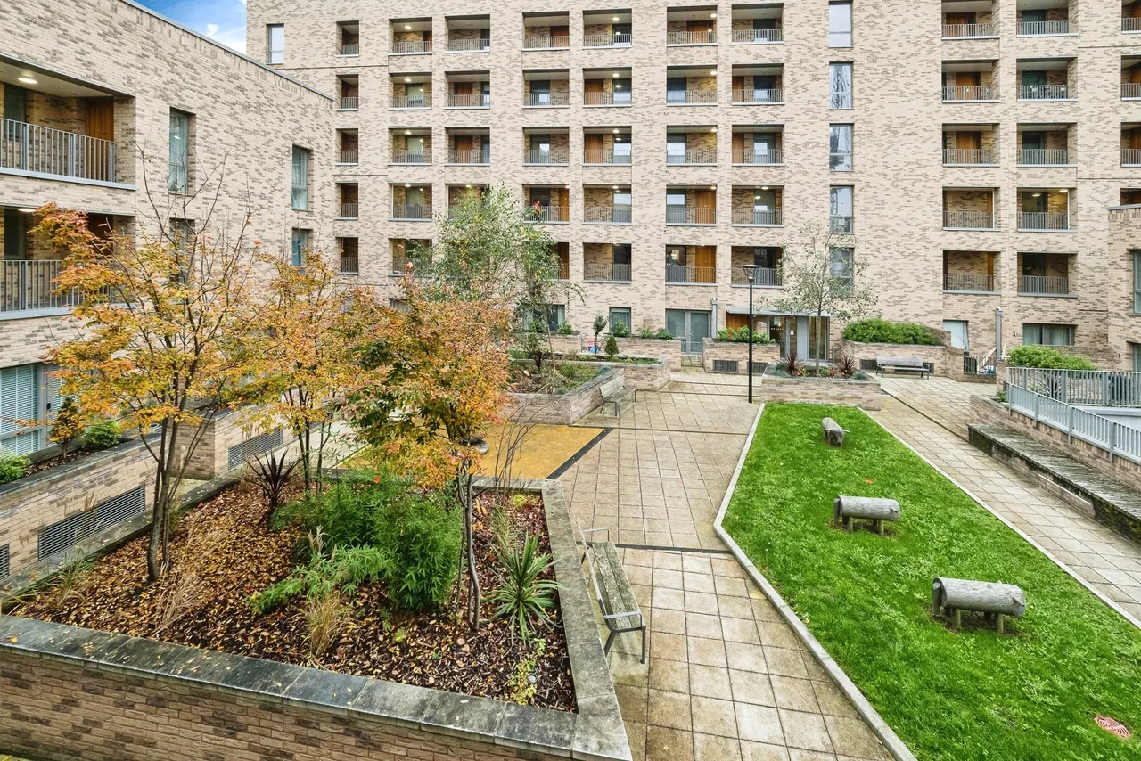 2 bed flat for sale — Net Street, Barking, IG11