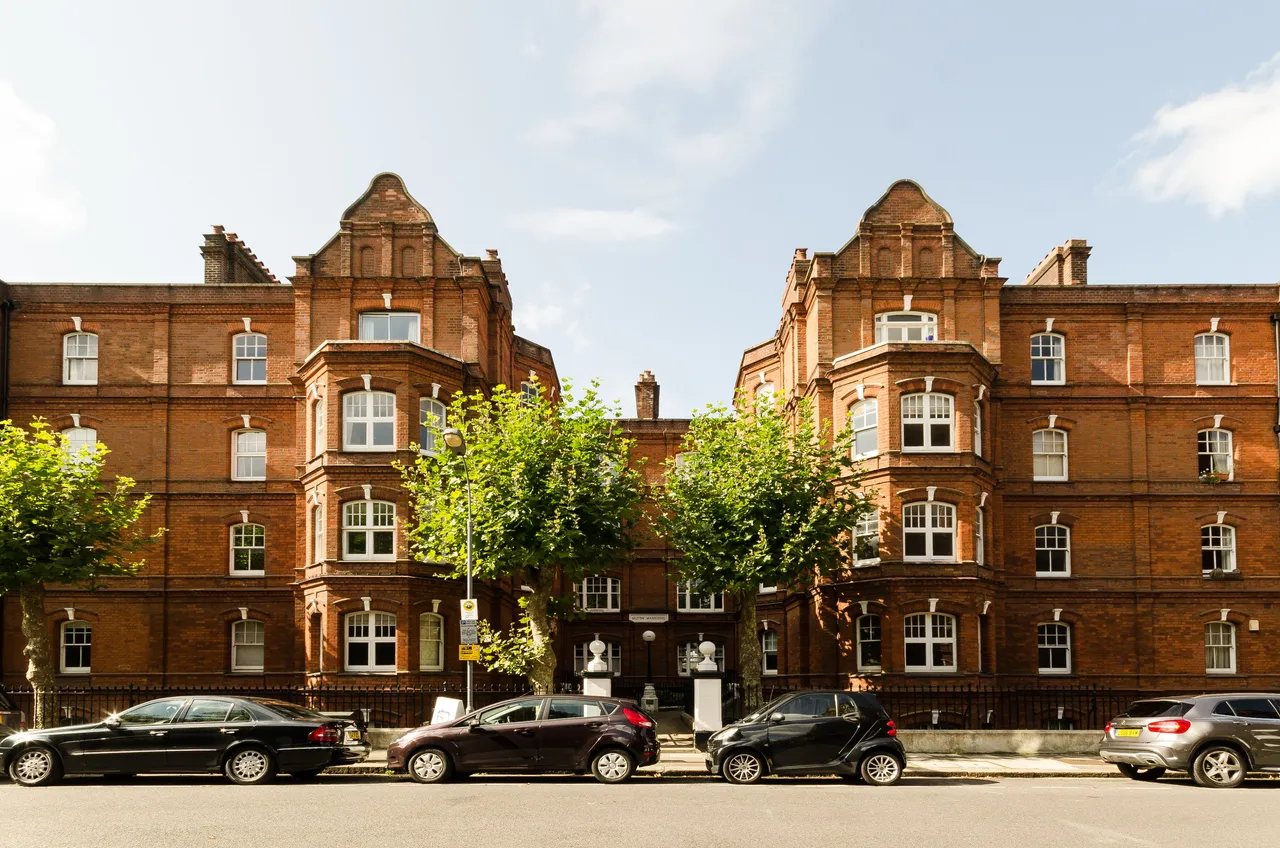 3 bed flat to rent — 20 Milton Mansions, Queens Club Gardens, London