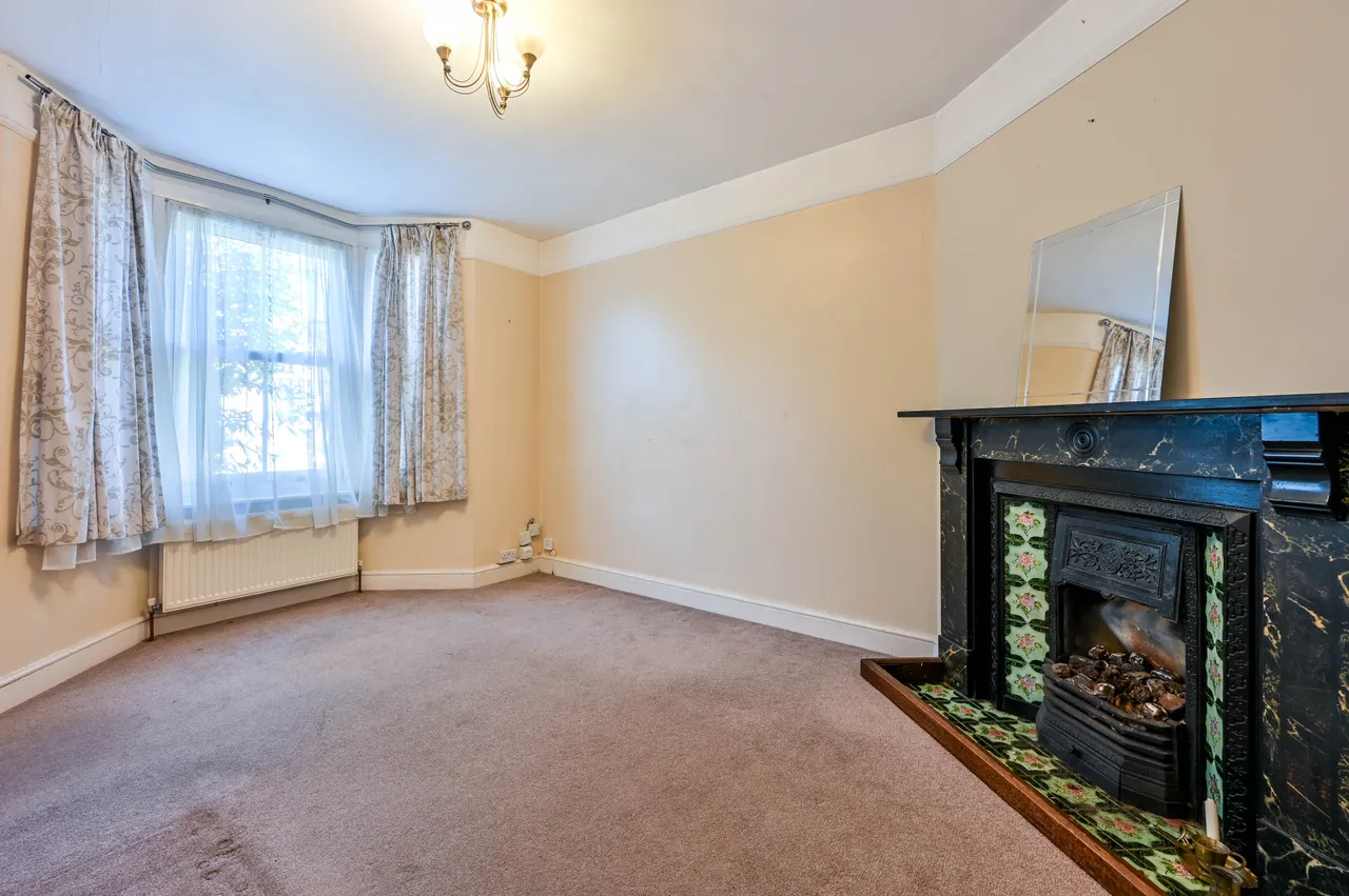 210 Worplesdon Road, Guildford, photo 6