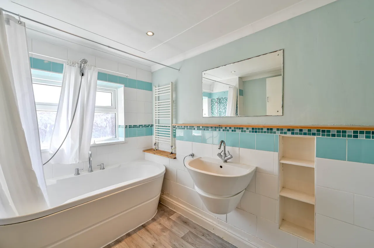 210 Worplesdon Road, Guildford, photo 8