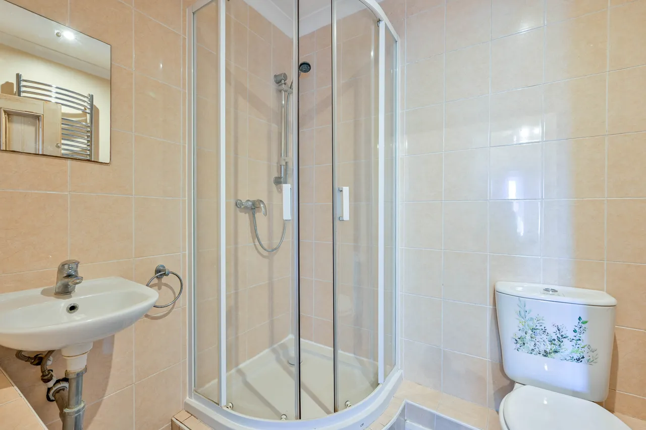210 Worplesdon Road, Guildford, photo 10