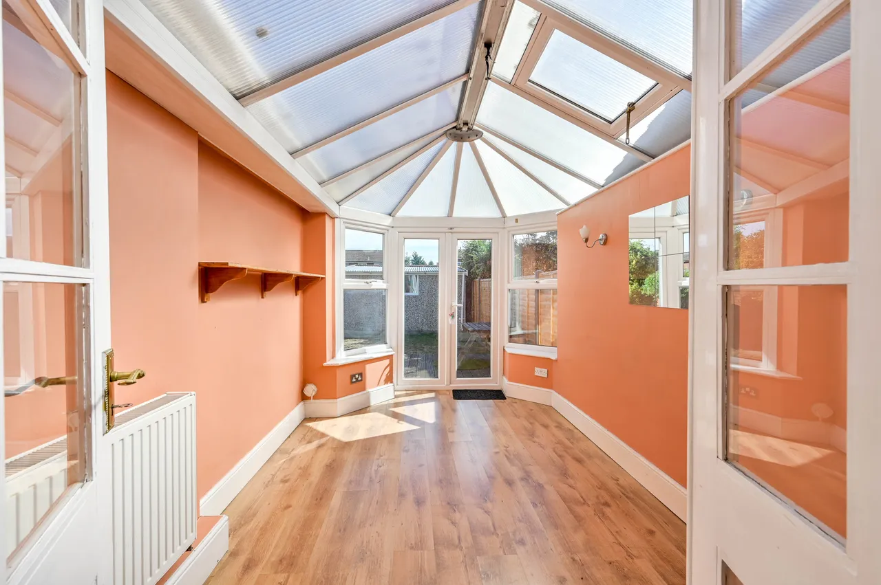 210 Worplesdon Road, Guildford, photo 4