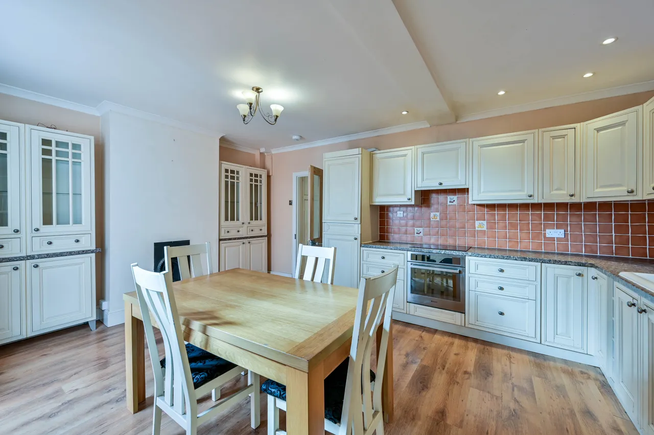 210 Worplesdon Road, Guildford, photo 5