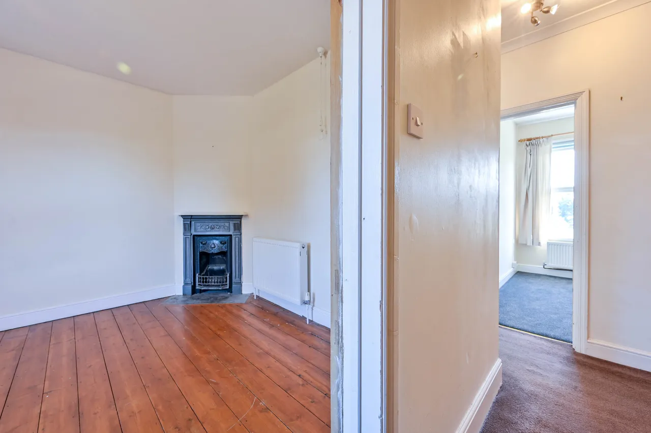 210 Worplesdon Road, Guildford, photo 9