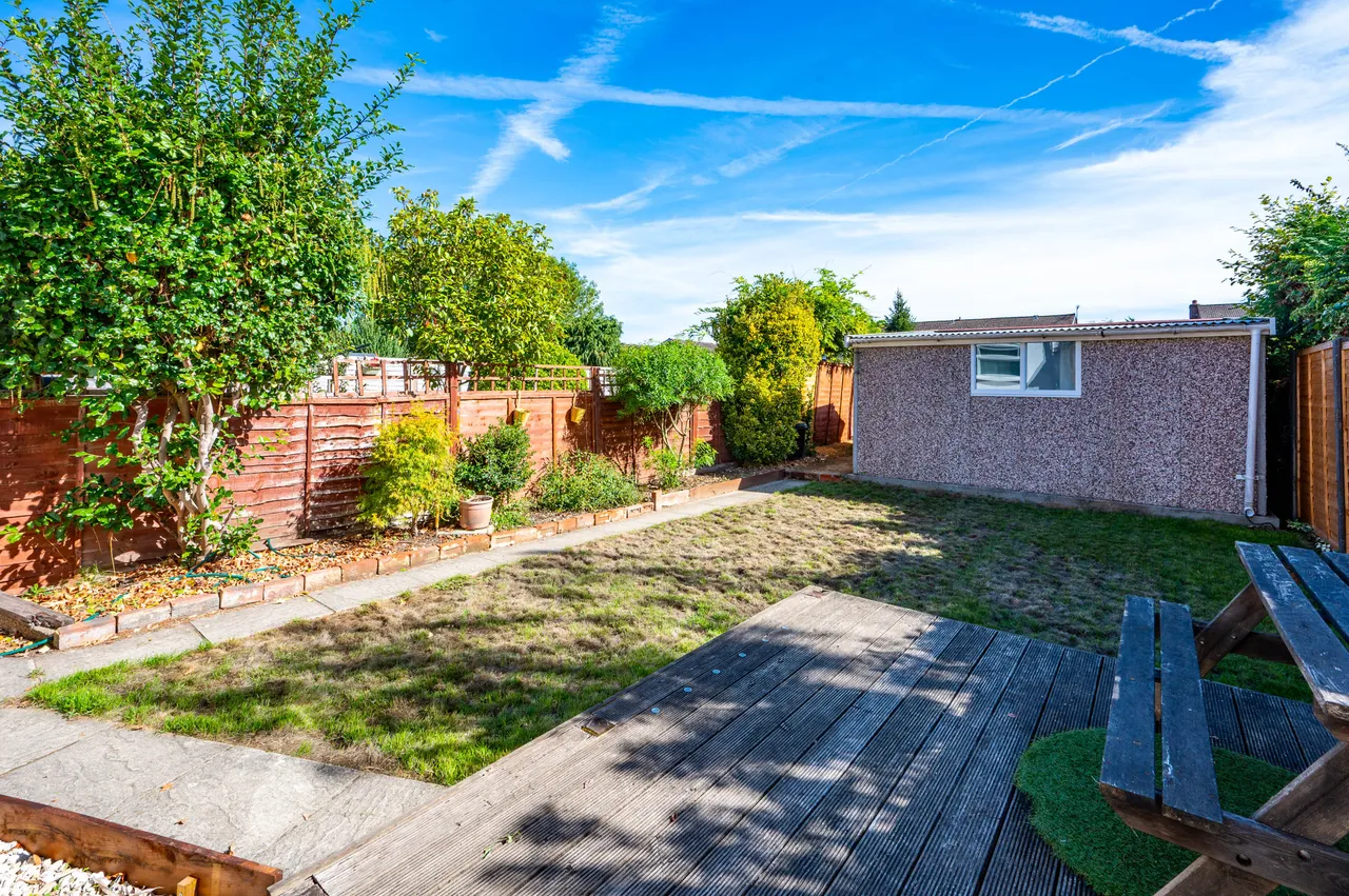 210 Worplesdon Road, Guildford, photo 2