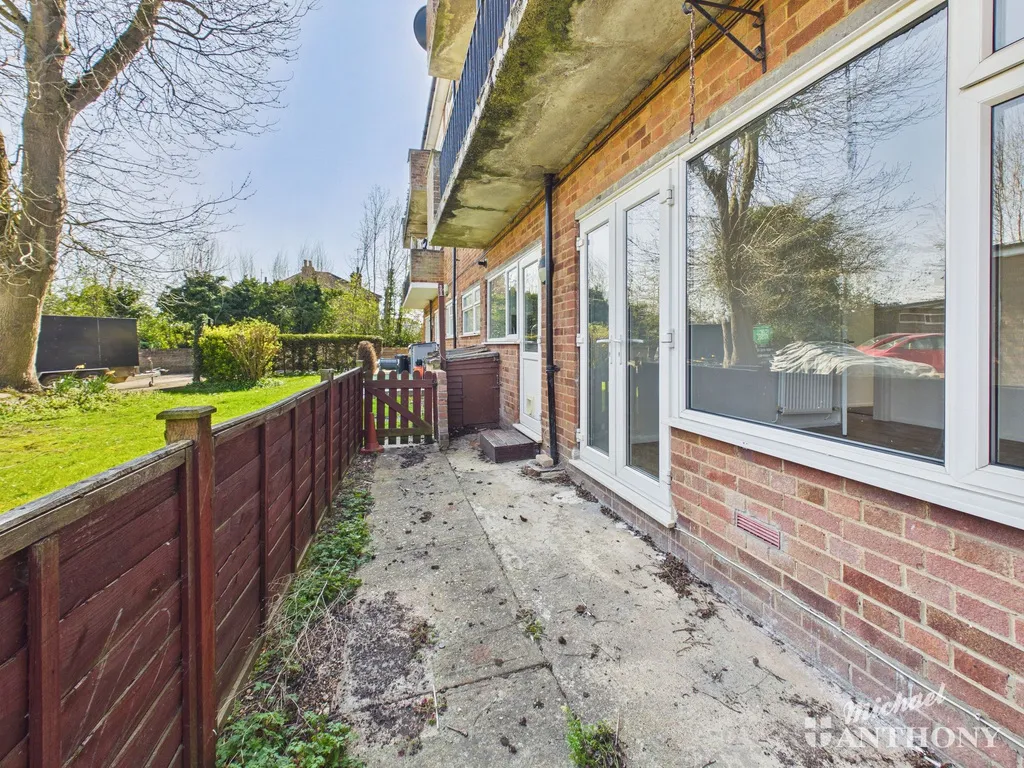 Russell Court, Old Stoke Road, Aylesbury, HP21 8DF, photo 11