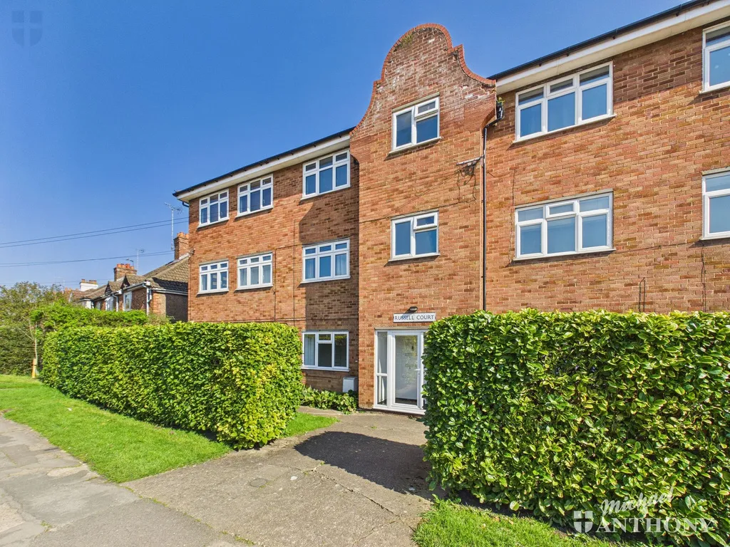 2 bed flat for sale — Russell Court, Old Stoke Road, Aylesbury, HP21 8DF