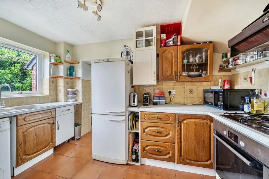 Hawkesworth Drive, Bagshot, GU19, photo 2