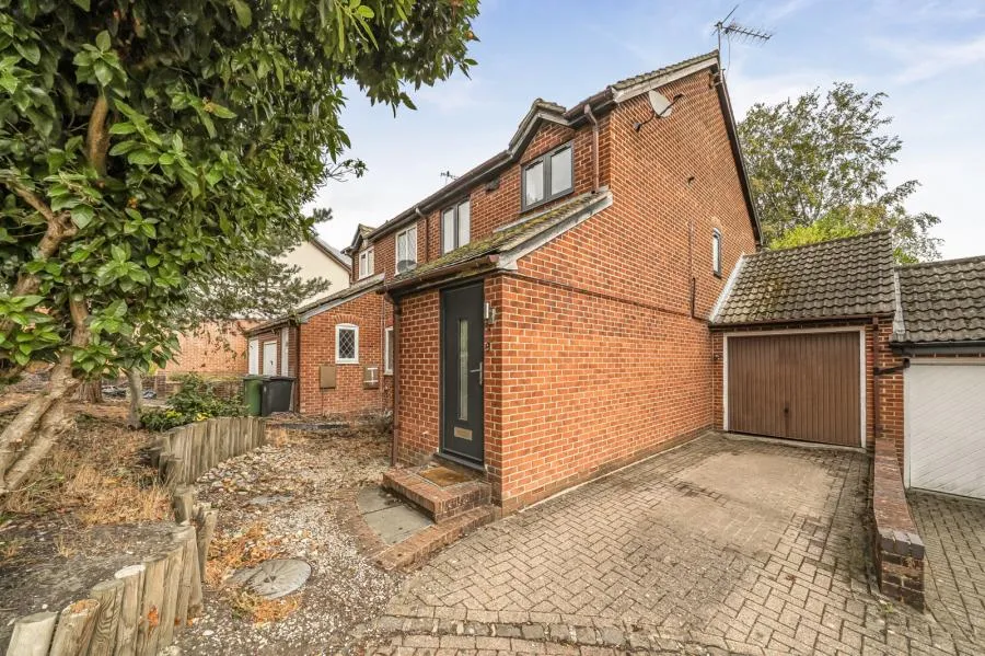 Hawkesworth Drive, Bagshot, GU19, photo 21