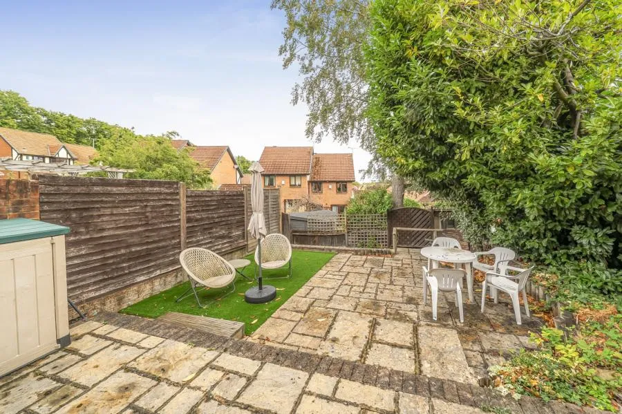 Hawkesworth Drive, Bagshot, GU19, photo 5