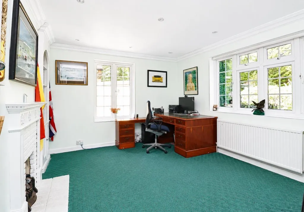 Waverley Avenue, Fleet, photo 12