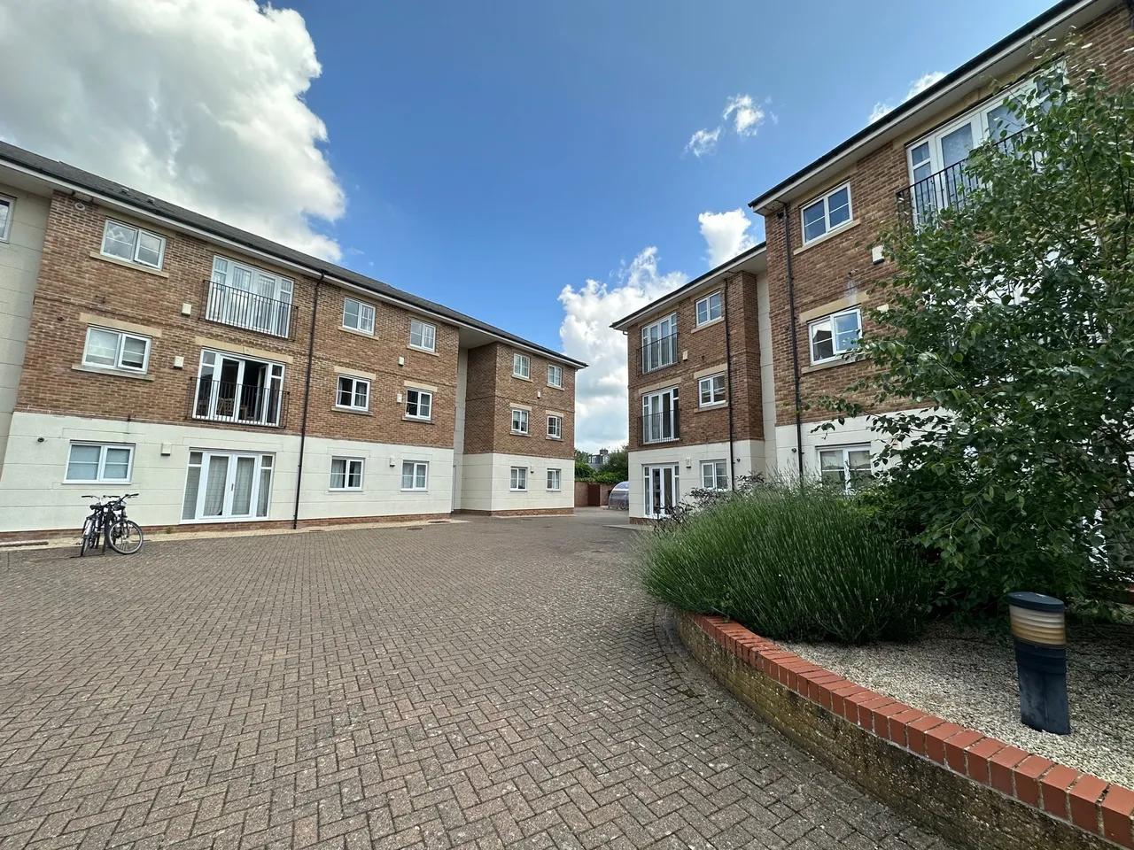 2 bed flat to rent — Grandpont Place, City Centre