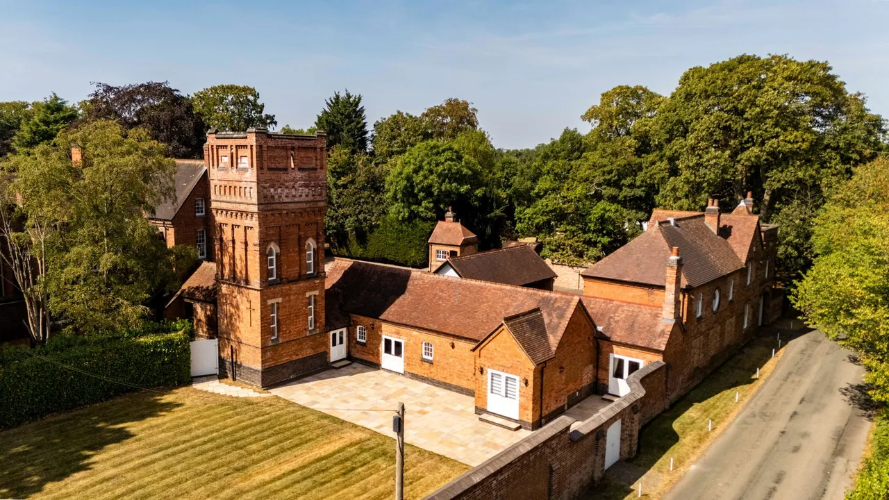5 bed house for sale — The Coach House. Tatenhill Common, Rangemore, DE13 9RS