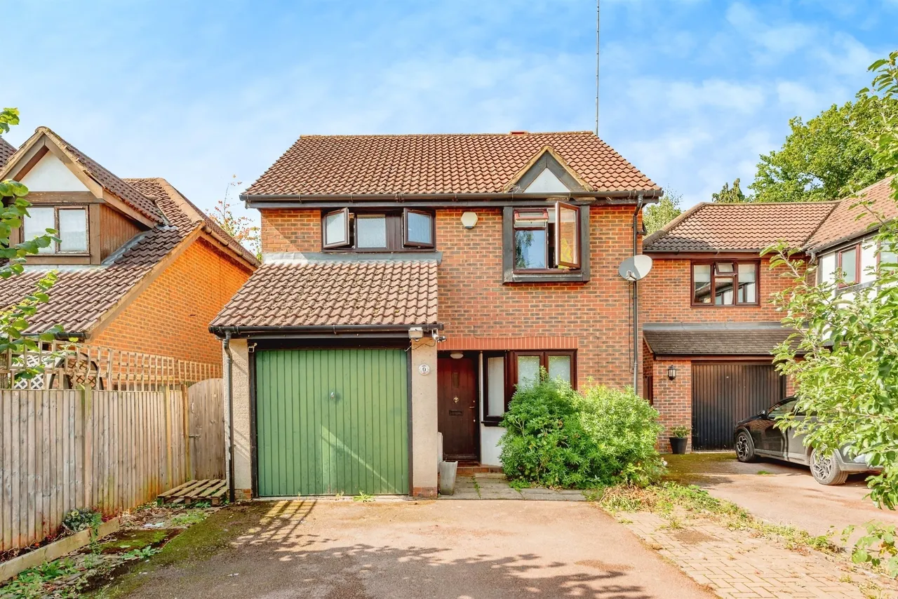 3 bed house for sale — Oakside Lane, Horley