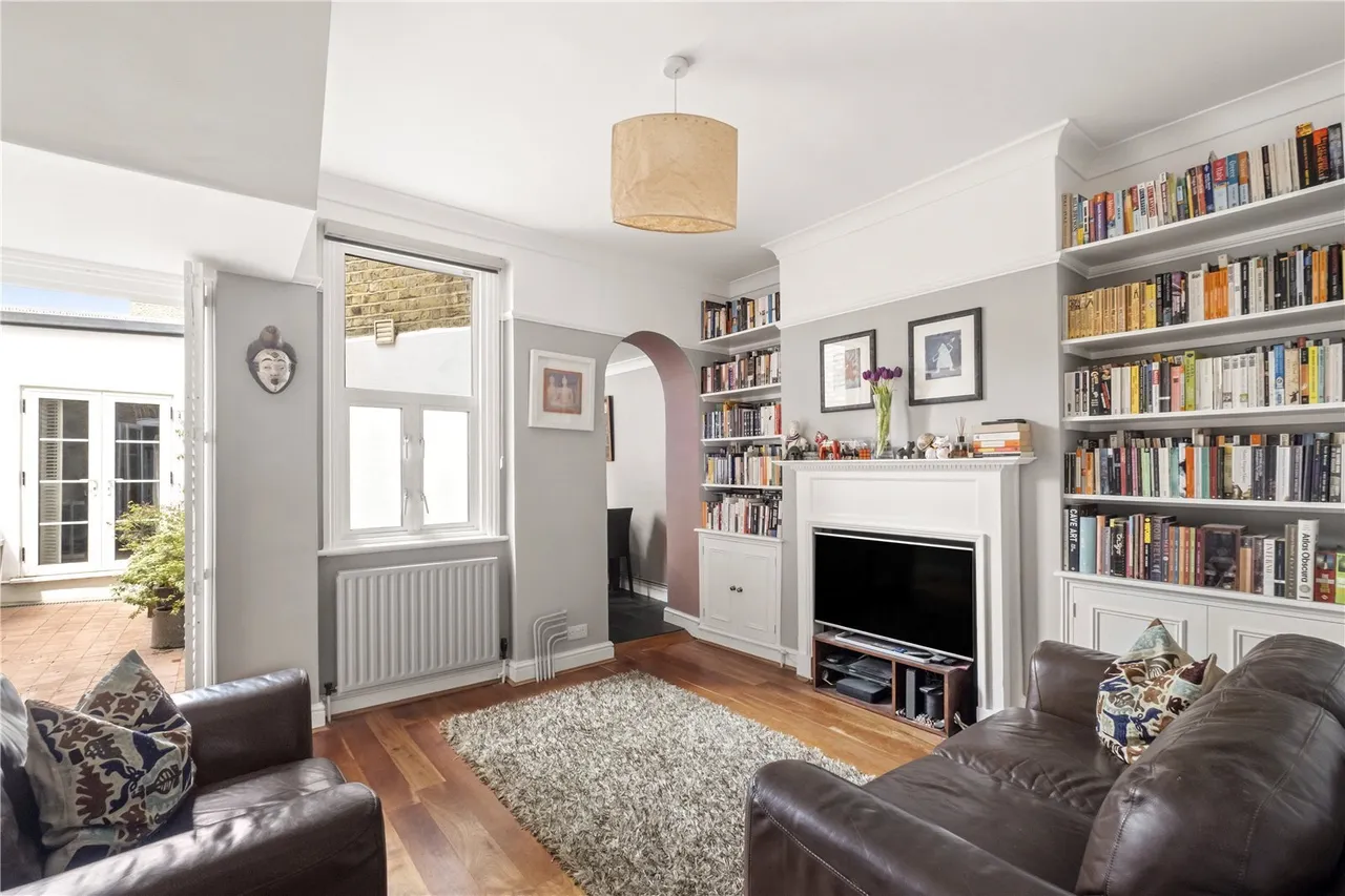 2 bed flat for sale, Mallinson Road, London, SW11