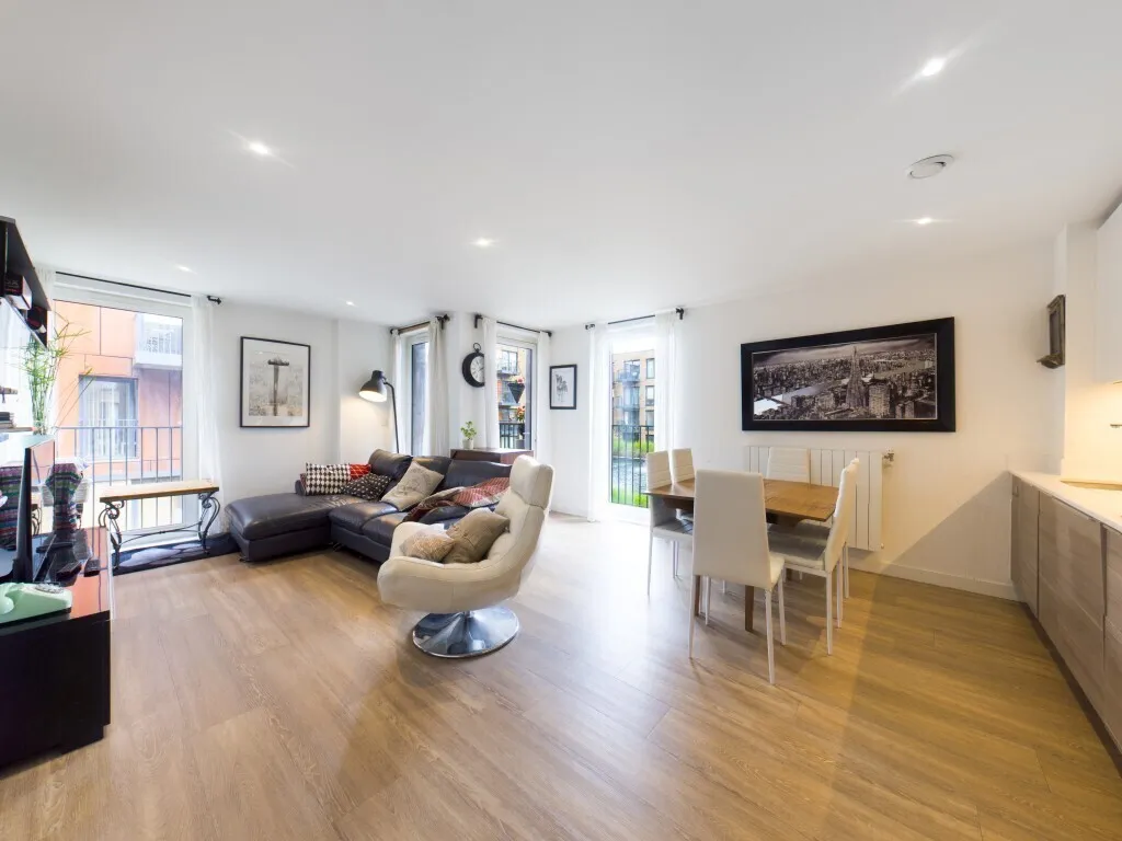 3 bed flat to rent, Baroque Gardens, London, SE16