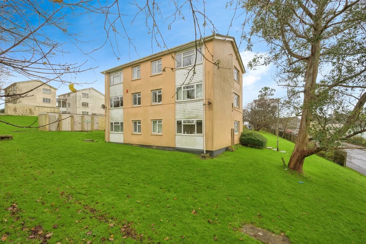 3 bed flat for sale, Barne Close, St Budeaux, PL5