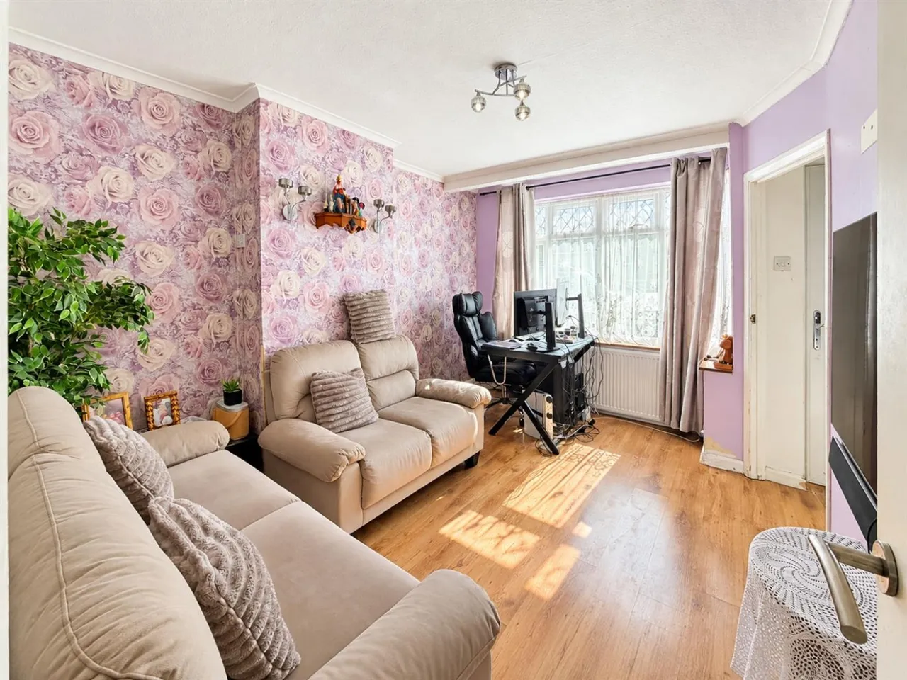 Terraced For SaleOsborne Avenue, Stanwell, TW19, photo 2