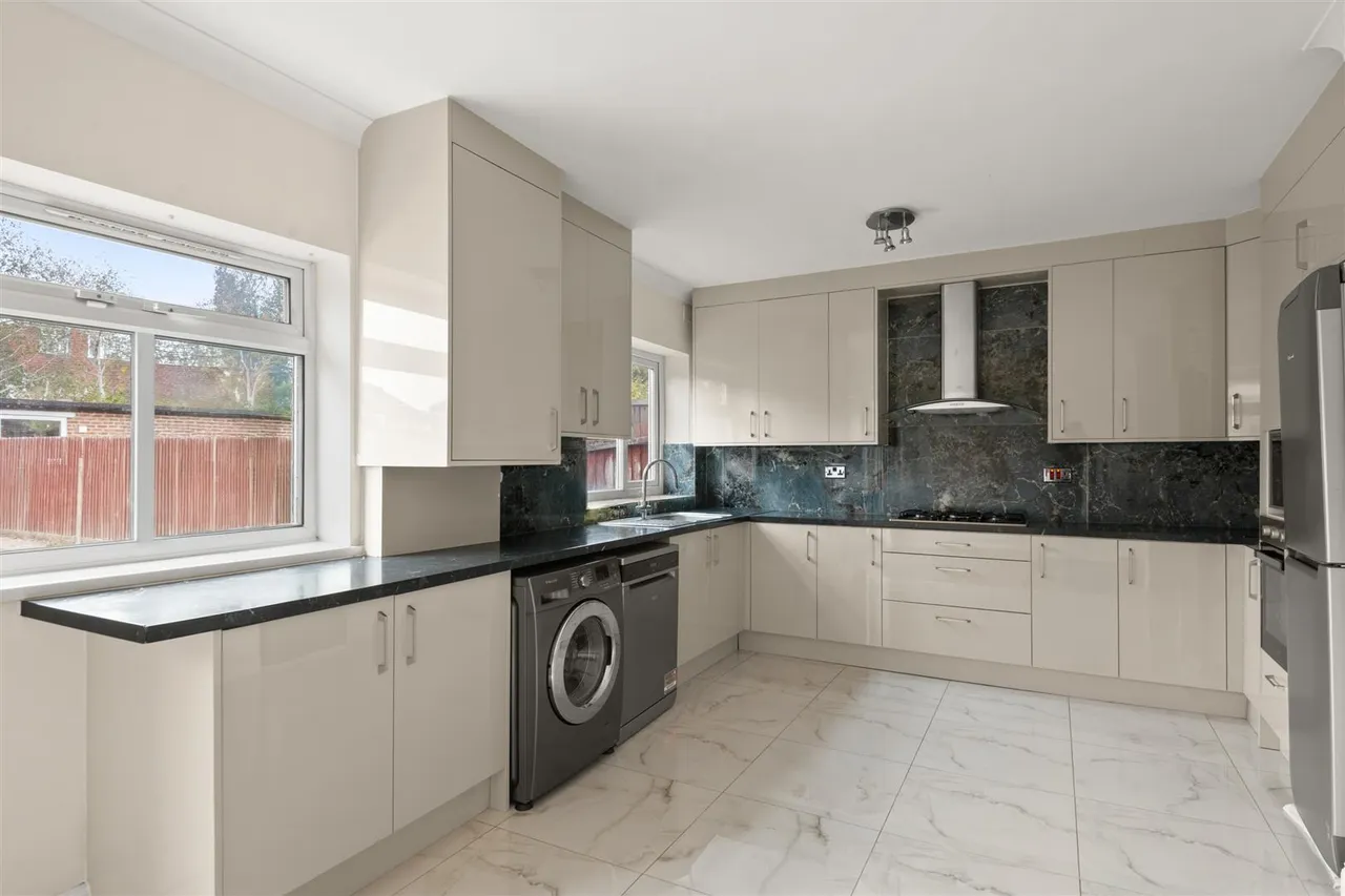 Crosslands Avenue, Norwood Green, photo 4