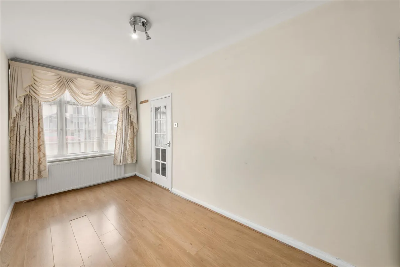 Crosslands Avenue, Norwood Green, photo 8