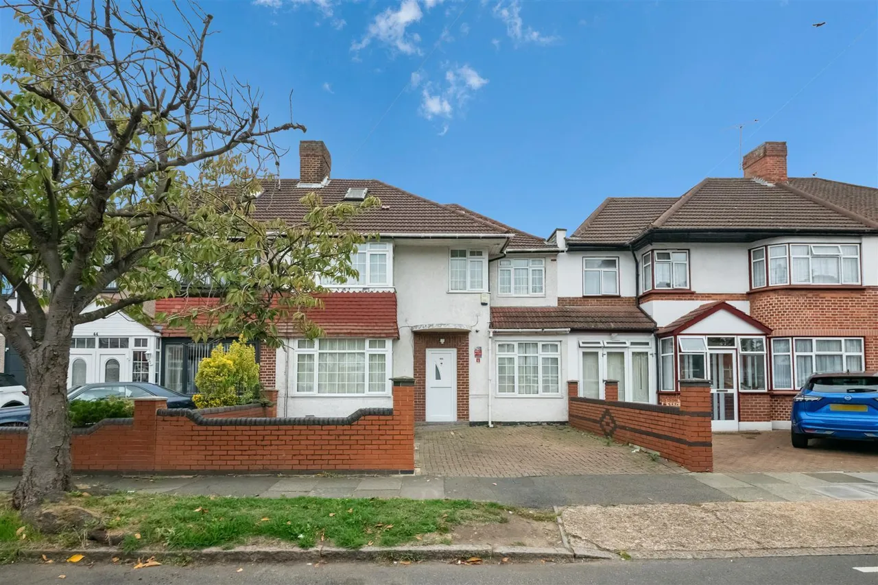 6 bed house for sale, Crosslands Avenue, Norwood Green