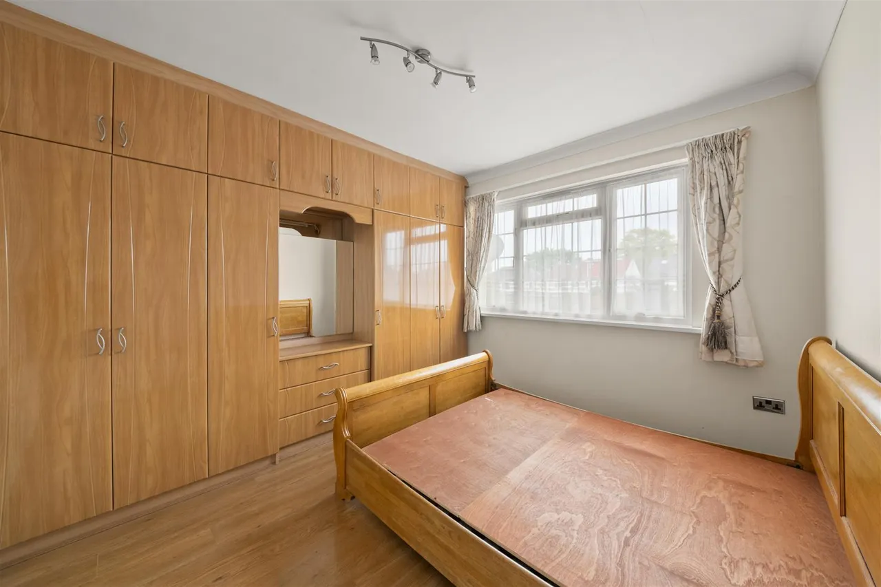 Crosslands Avenue, Norwood Green, photo 10