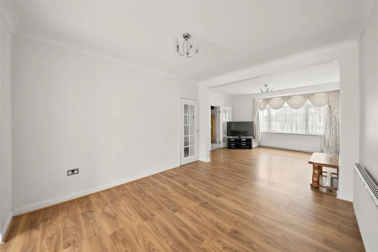 Crosslands Avenue, Norwood Green, photo 5
