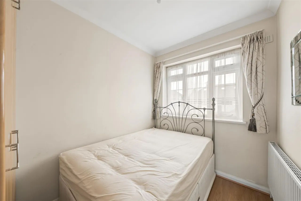 Crosslands Avenue, Norwood Green, photo 11