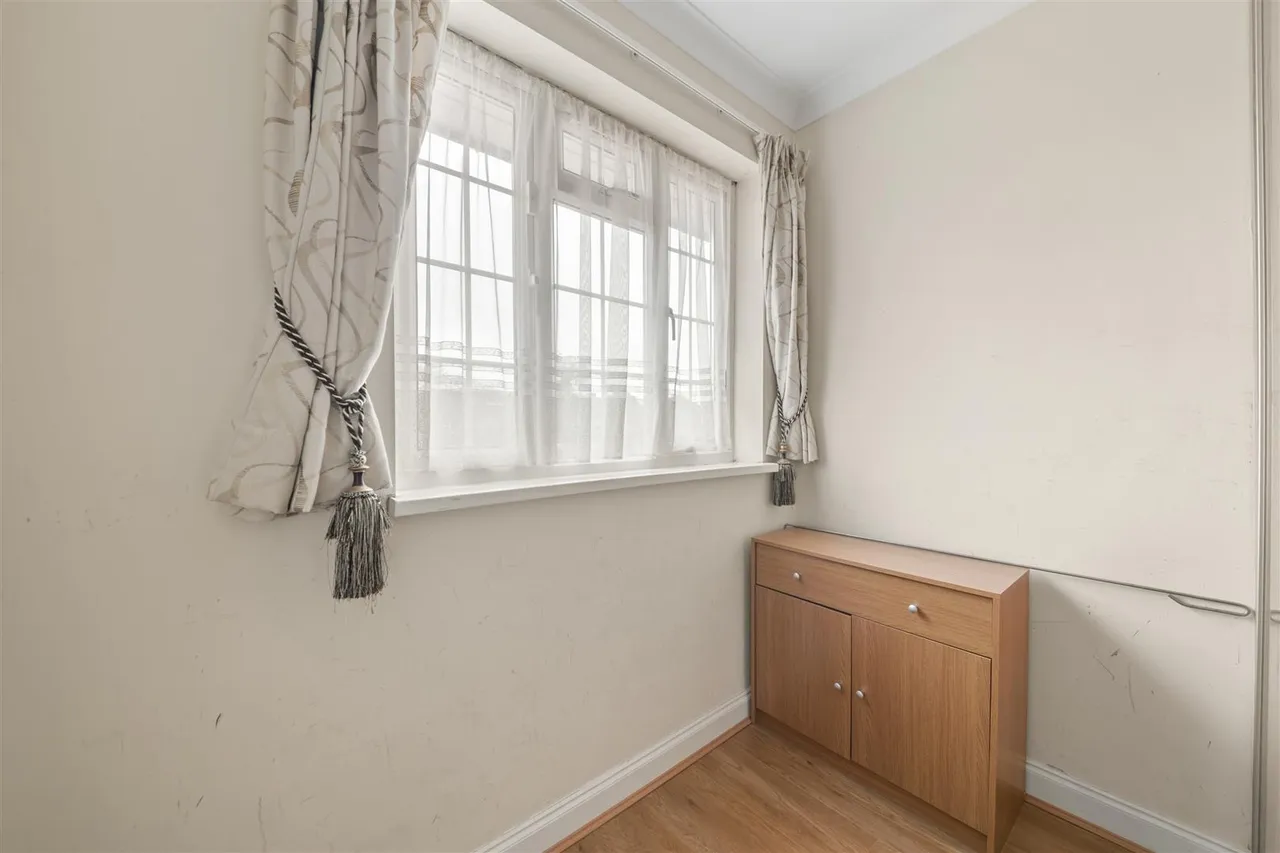 Crosslands Avenue, Norwood Green, photo 9