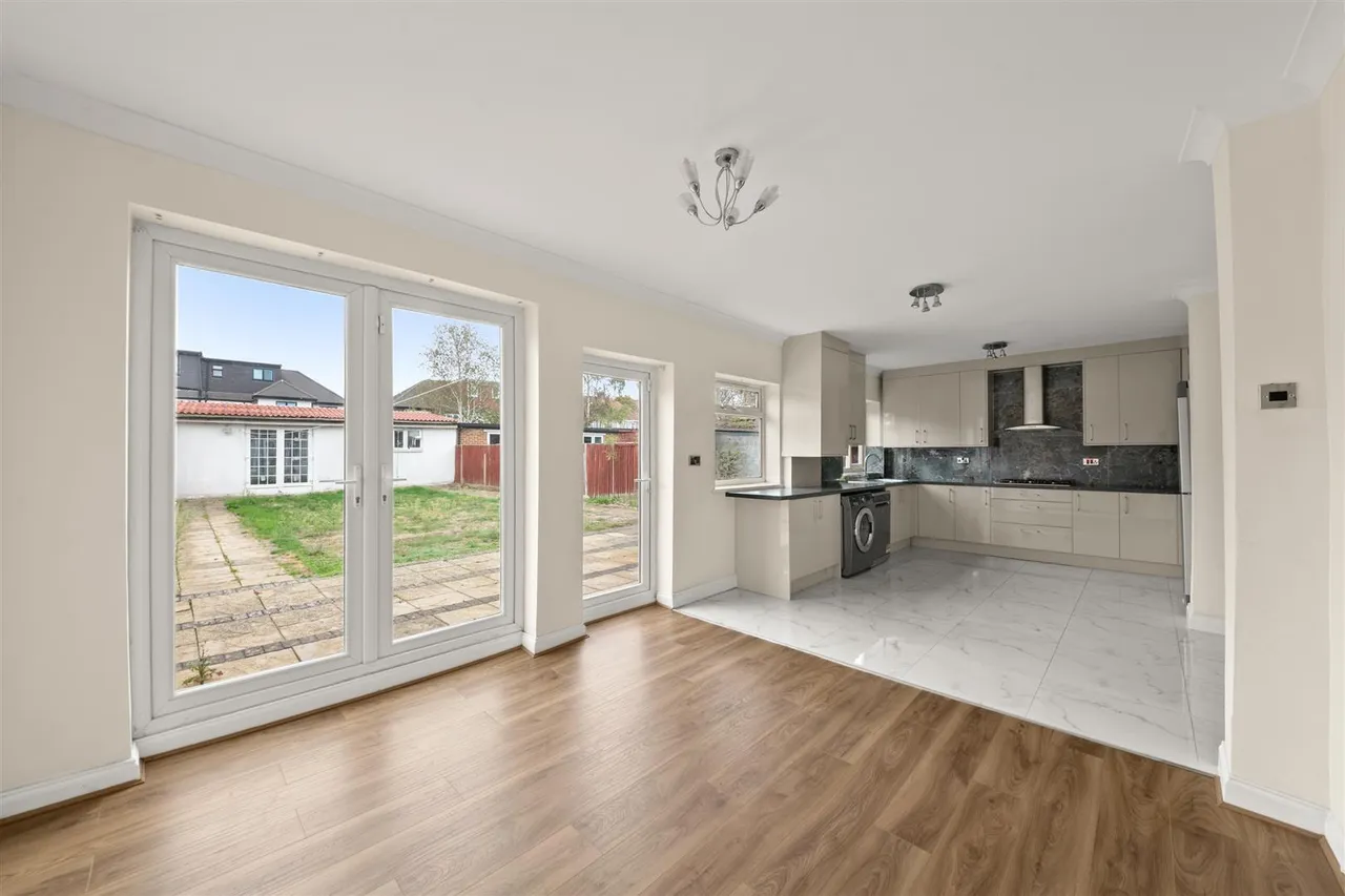Crosslands Avenue, Norwood Green, photo 3