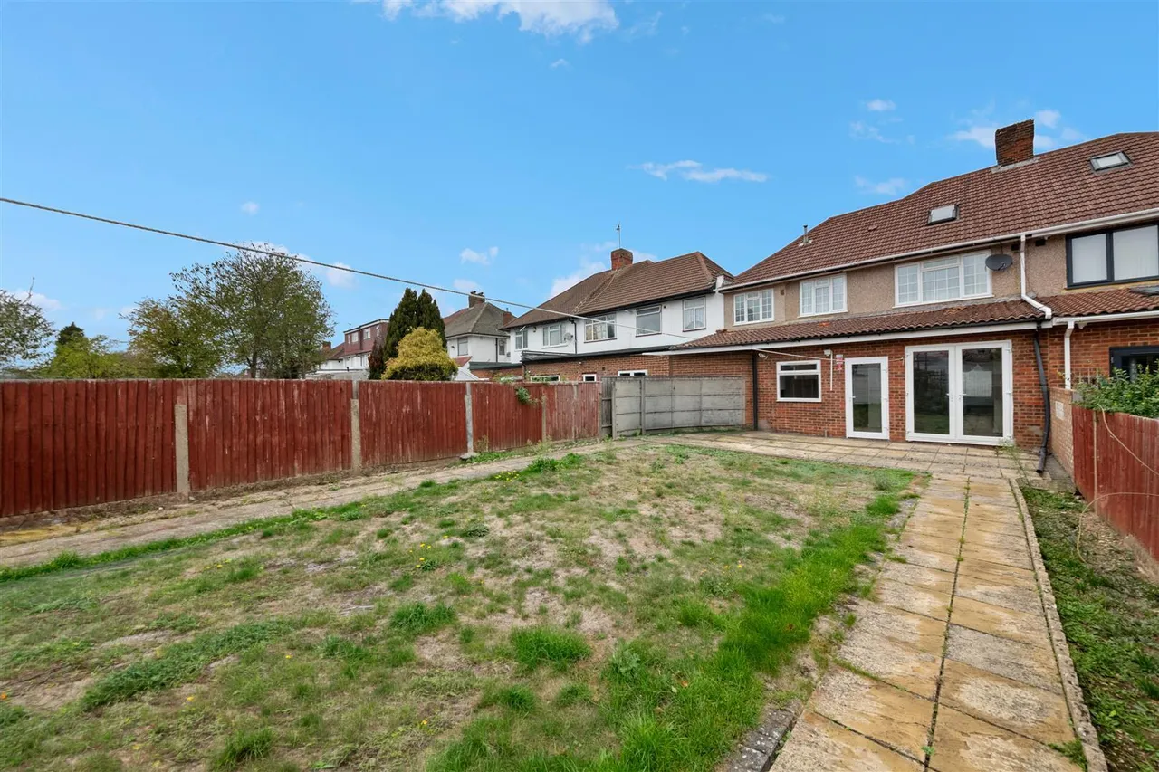 Crosslands Avenue, Norwood Green, photo 17