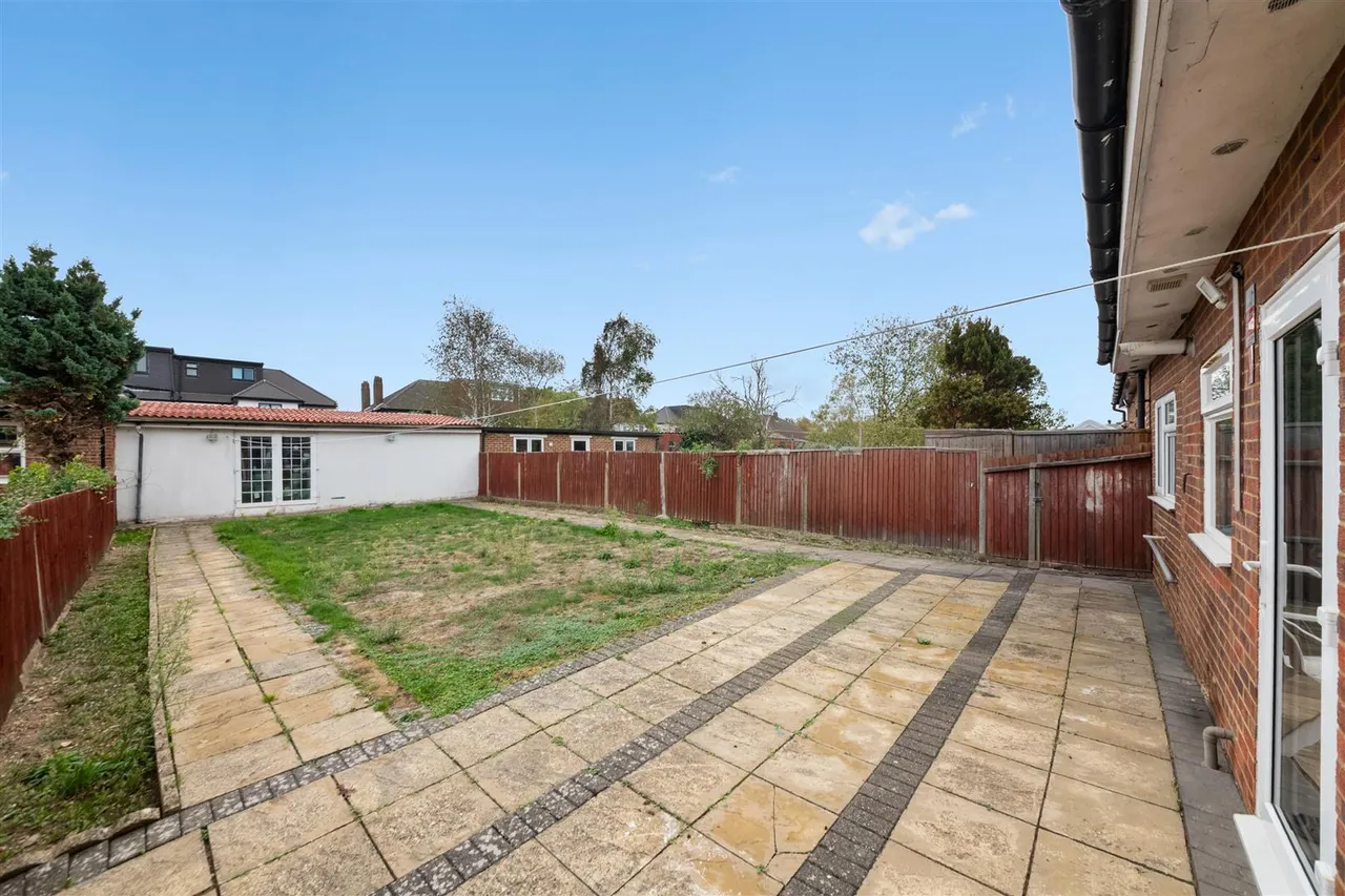 Crosslands Avenue, Norwood Green, photo 16
