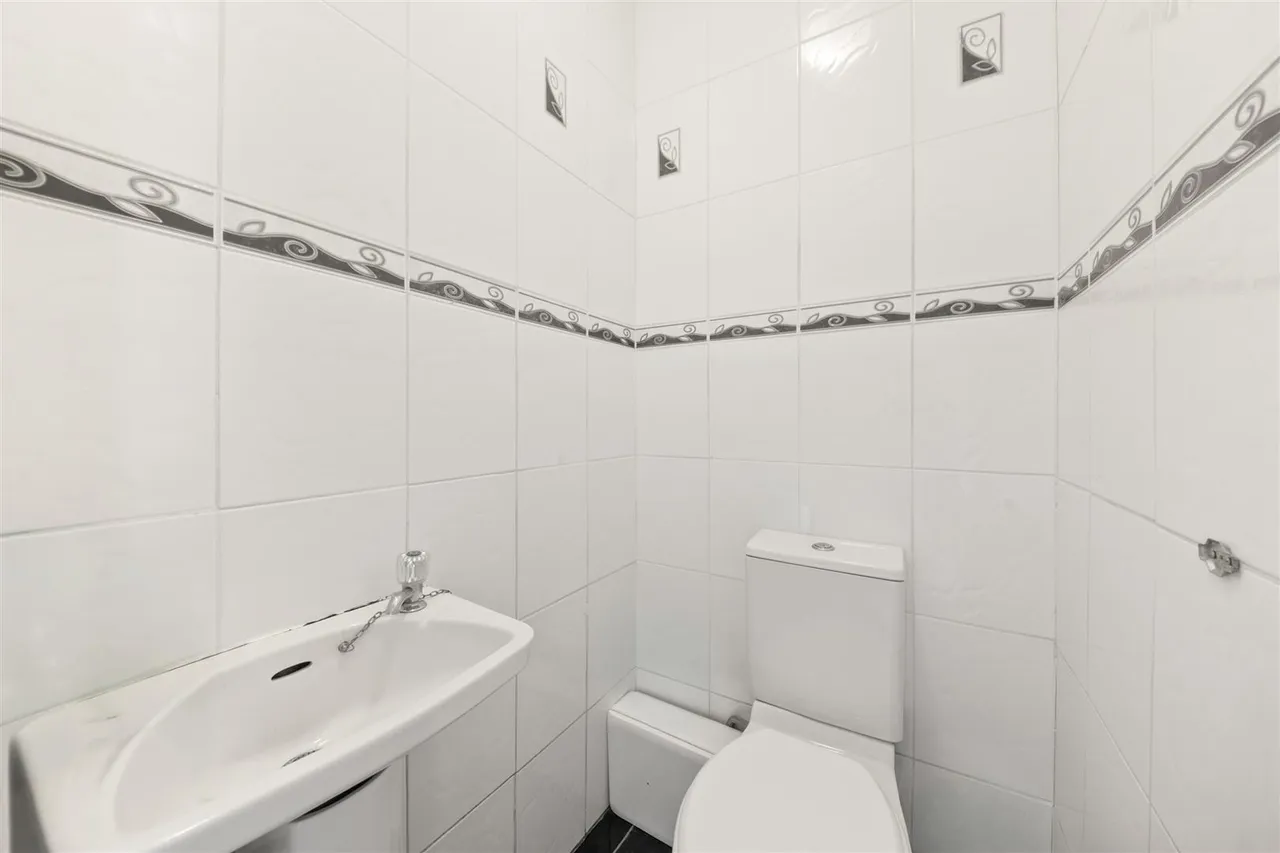 Crosslands Avenue, Norwood Green, photo 15
