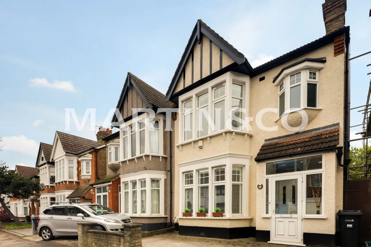 3 bed house for sale — Woodlands Avenue, Wanstead