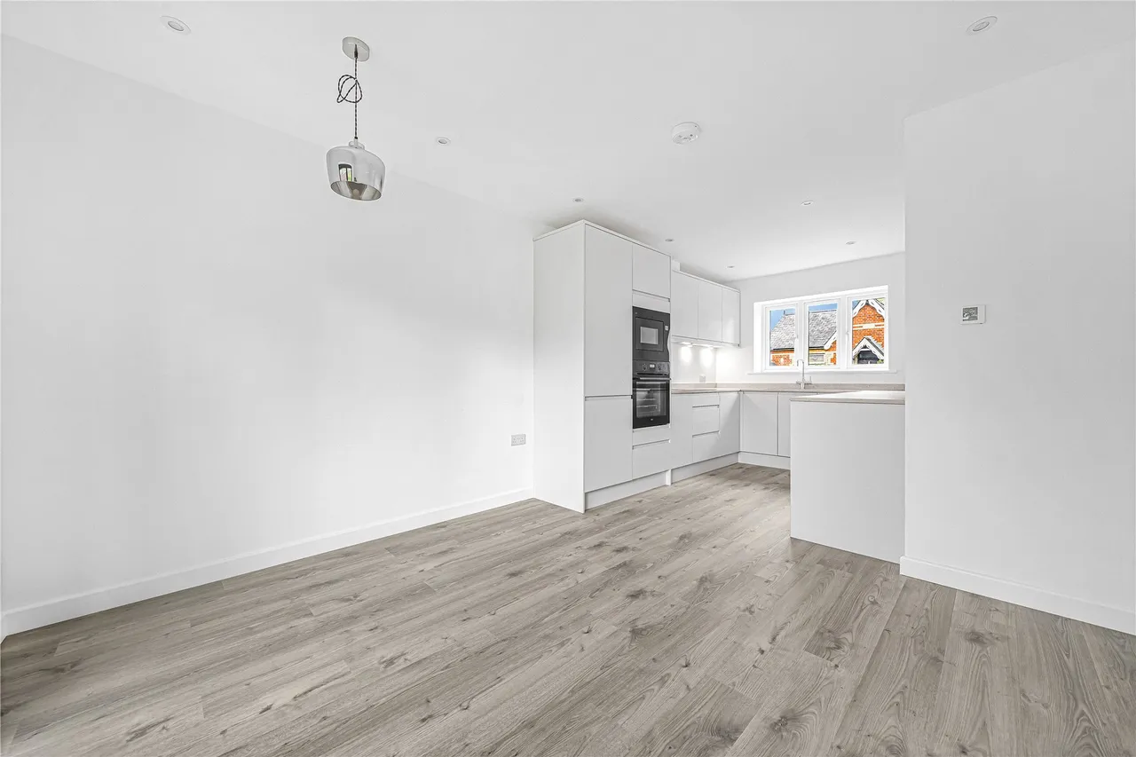 College Road, Woking, GU22, photo 3