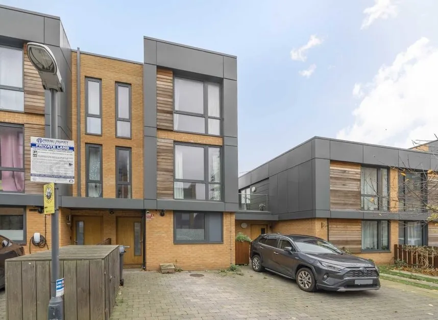 4 bed house to rent — Baltic Avenue, Brentford, TW8