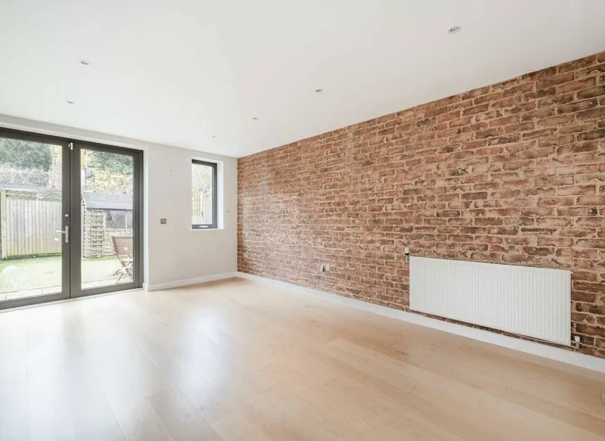 Baltic Avenue, Brentford, TW8, photo 2