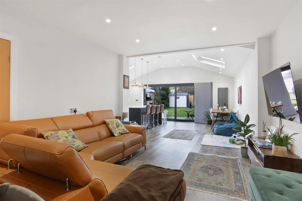 Broadmead Avenue, Worcester Park, KT4 7SW, photo 4
