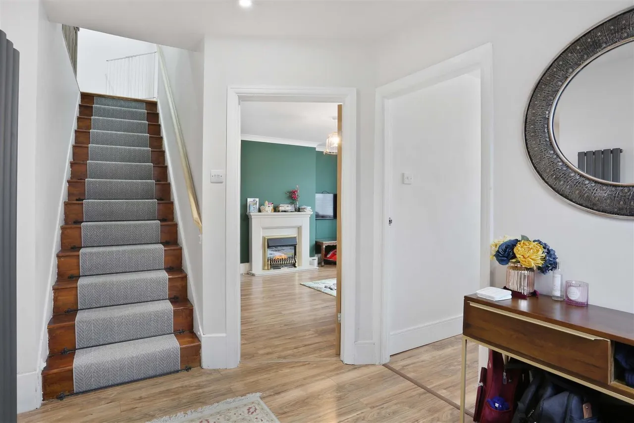 Broadmead Avenue, Worcester Park, KT4 7SW, photo 6